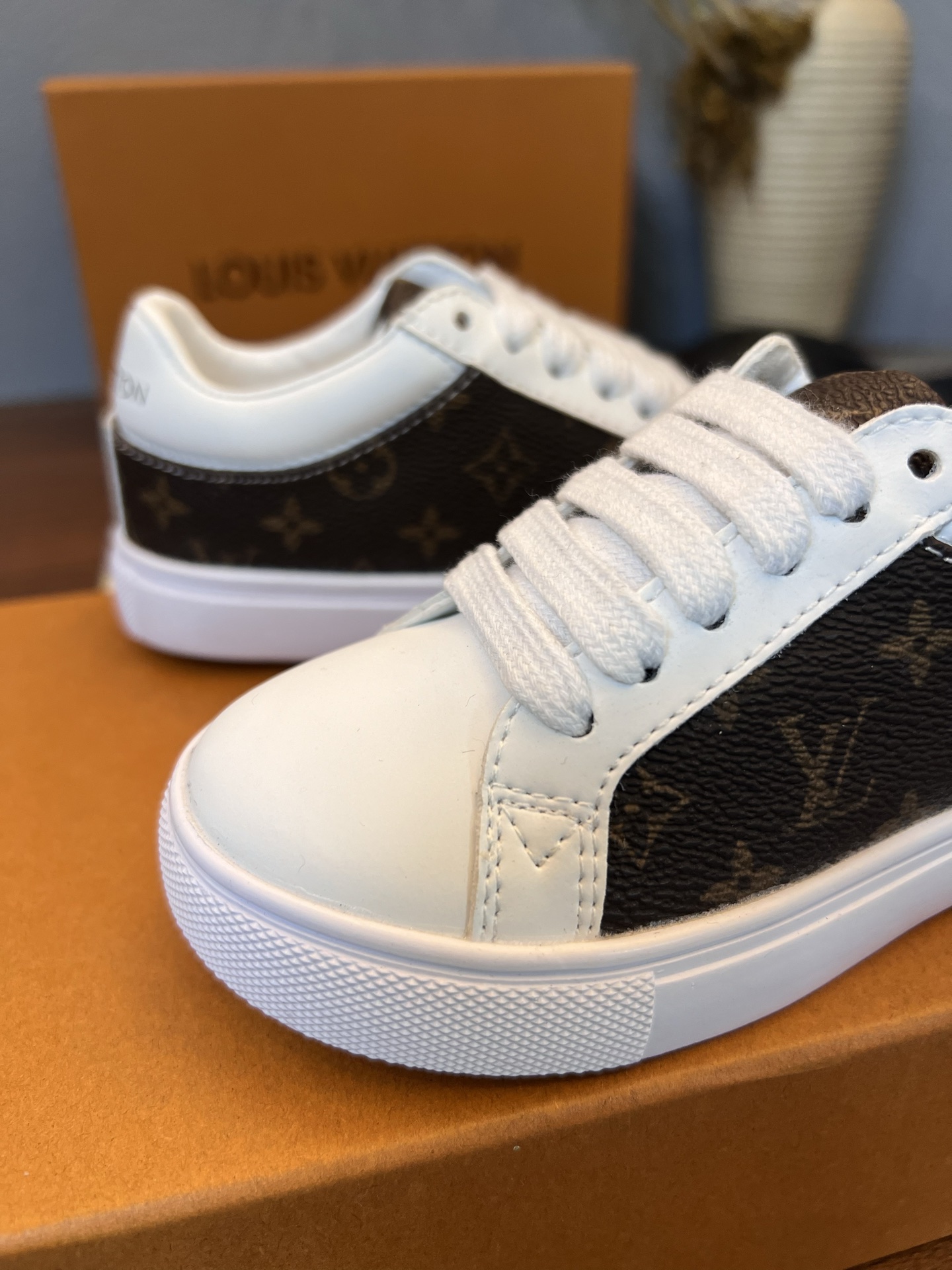 Children's shoes child